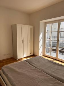 Iconic Central Historic 3BR - Balcony, WIFI & Netflix