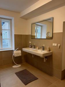 Iconic Central Historic 3BR - Balcony, WIFI & Netflix