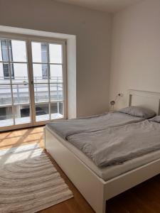 Iconic Central Historic 3BR - Balcony, WIFI & Netflix