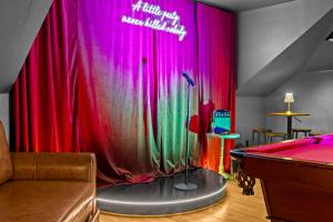 Gatsby House Mansion w Game Lounge & Hot Tub