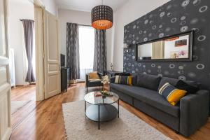 Deluxe Central Elizabeth Apartment next to New York Café