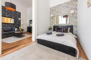 Deluxe Central Elizabeth Apartment next to New York Café