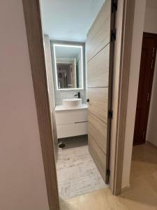 Modern Apt by Beach & Old Town with pool