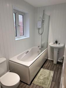 Rushden HUGE 6 Bed house with driveway