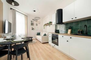 Bright Apartment close to the Old Market Square in Poznań by Noclegi Renters