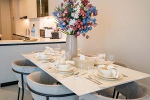 Urban Oasis 2 bedrooms in Marina