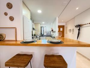 Sunny 2Bed Resort Style Apartment New Golden Mile Estepona FREE PARKING WIFI & AIRCON