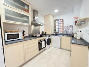 Sunny 2Bed Resort Style Apartment New Golden Mile Estepona FREE PARKING WIFI & AIRCON