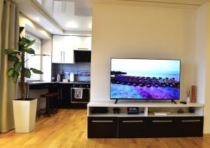 Central Apartment with Fireplace & Cathedral View