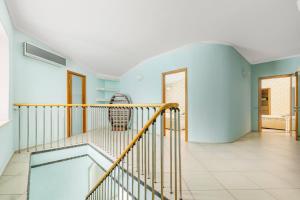 17 Deribasivska 4-room Apartment