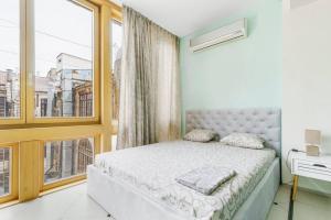 17 Deribasivska 4-room Apartment