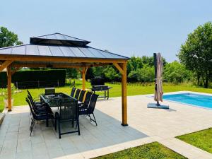 Maisons de vacances 4-Star Tourism Rated Holiday Home, 6 Bedrooms, with Air Con & Private Heated 10x4M Salt Water Pool - 45 Mins from Sarlat : photos des chambres