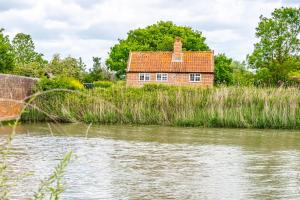 Stunning estuary views - Riverside Cottage