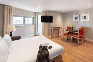 Marlin Aldgate Tower Bridge