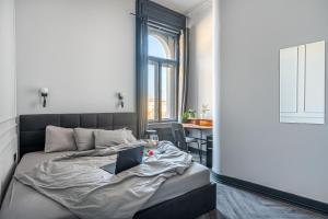 Deluxe n Industrial 3BEDRM Suit in the Center