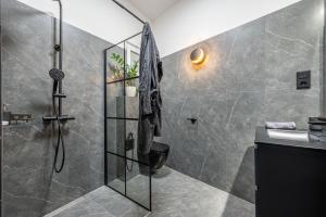 Deluxe n Industrial 3BEDRM Suit in the Center