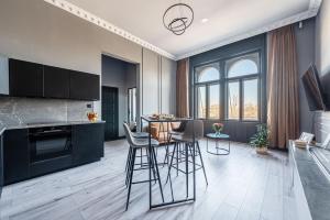 Deluxe n Industrial 3BEDRM Suit in the Center