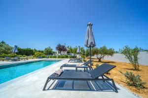 Nostra Terra Villa, 2-acre Secluded Nature Escape with Heated Pool, By ThinkVilla