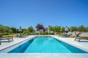 Nostra Terra Villa, 2-acre Secluded Nature Escape with Heated Pool, By ThinkVilla - 4hvězdičkové hotely ve městě Perama