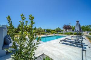 Nostra Terra Villa, 2-acre Secluded Nature Escape with Heated Pool, By ThinkVilla