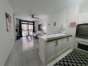 Alquilaencanarias-Medano Colon Center, near the beach