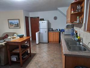 Spacious & sunny,2 bedroom self-catering apartment