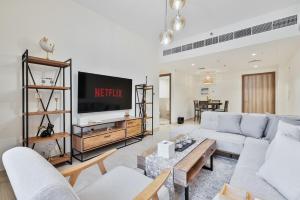 Modern 2BR with Private Terrace, Pool and Gym Access