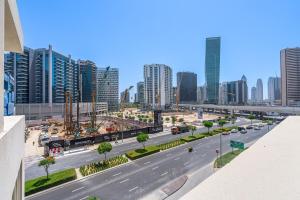 Modern 2BR with Private Terrace, Pool and Gym Access