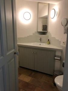 Maisons de vacances PETIT MIRACLE, Oppede : Maison 1 Chambre