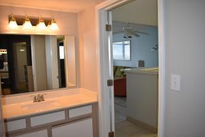 Gorgeous Oceanfront 3 Bedrooms Condo Sleeps up to10 people - Initial supply of Linens Included
