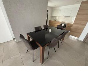 Mordern 2BD APT Perfect for Family or Group