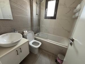 Mordern 2BD APT Perfect for Family or Group