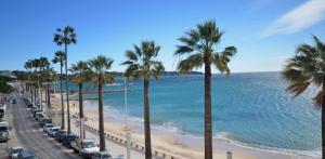 LE BAY SIDE plein cœur de Juan les Pins en bord de mer, pour familles ou petits groupes