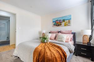 Elegant Hampton-Style Retreat , Tranquil Private Bedroom with Shared Bathroom