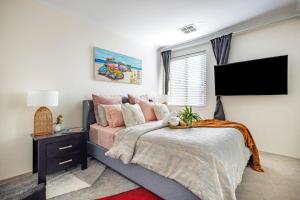 Elegant Hampton-Style Retreat , Tranquil Private Bedroom with Shared Bathroom