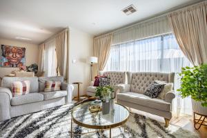 Elegant Hampton-Style Retreat , Tranquil Private Bedroom with Shared Bathroom