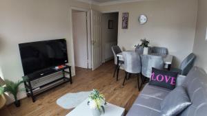 Spacious 5BR 3BA Duplex in Prime Zone 2 Near Tube and River