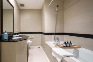 King-Suite with Balcony and a full Kitchen near ThonglorBTS