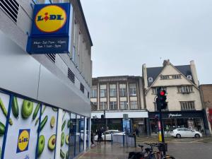 Spacious 5BR 3BA Duplex in Prime Zone 2 Near Tube and River