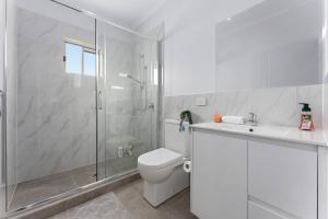 Stylish 2BR Retreat | Walk to Dining & Transport