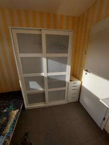 Lovely bedroom with single bed