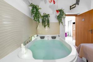 Relax 2 Cuori, Suite with Jacuzzi in Ostuni Historic Center