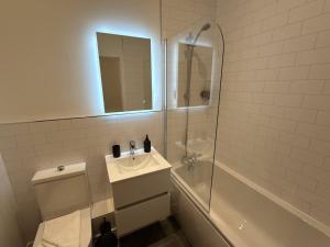 Luxury 3 bedroom 2 bathroomground floor centrally located - 2 Queen Street - Ashbrook Serviced Apartments