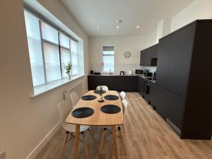 Luxury 3 bedroom 2 bathroomground floor centrally located - 2 Queen Street - Ashbrook Serviced Apartments