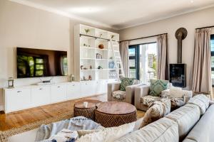 2bed Apt 5min Walk From Camps Bay Central Escape