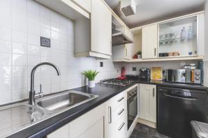 Spacious Wembley Flat Comfy Beds 2 Baths & Parking