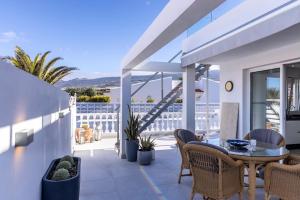 Sea View Villa with Rooftop Terrace and Hot Tub in Playa San Juan, Sleeps 5, Villa Marejadilla