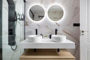 Central and Spacious Apartment with Parking on-site