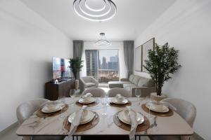 2 Bedroom Apartment BLVD Central 1 with Boulevard Views