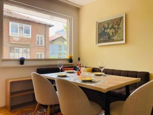 Central Vintage Apartment for 4 Guests & Private Parking